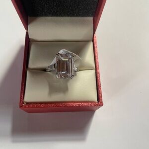 Berricle Elegant Silver Ring with Clear Gemstone Size 6